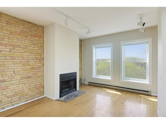 Building Photo - 2421 Emerson Ave S