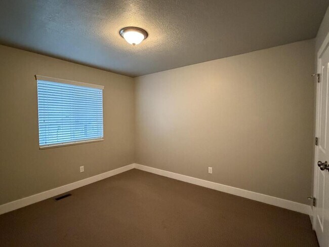 Building Photo - 2103 925 W