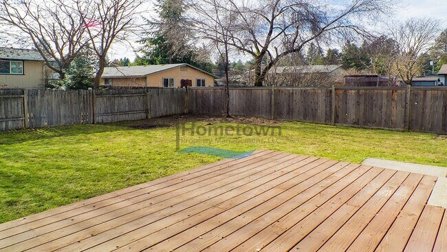 Building Photo - 3 Bed 1.5 Bath with Garage & Fenced Yard