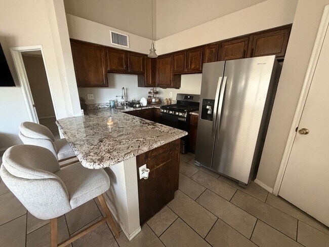 Building Photo - 2 Bedroom 2 bath private enclosed yard for