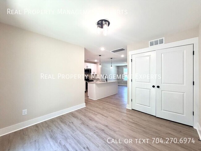 Building Photo - 412 N Scruggs St