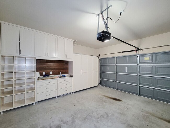 Building Photo - Welcome to this charming one-story home fe...