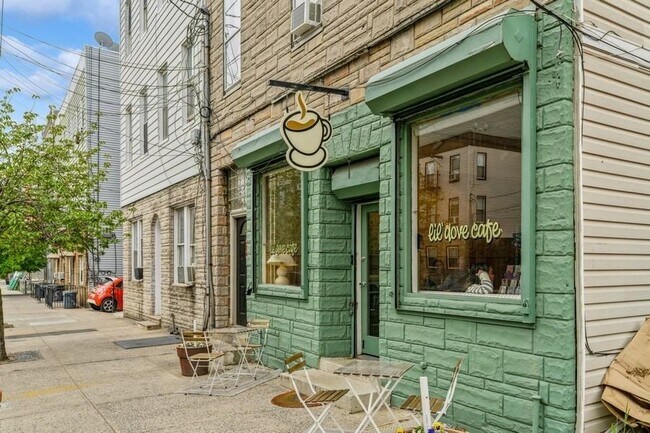 Building Photo - 543 Palisade Ave