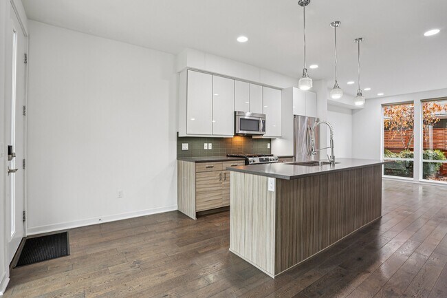 Building Photo - 256 E Roanoke St