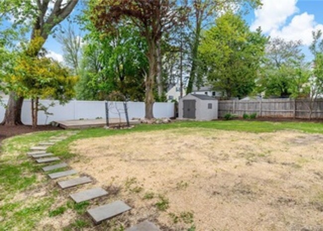 Building Photo - 3 Bedroom Home- Great Location in Darien