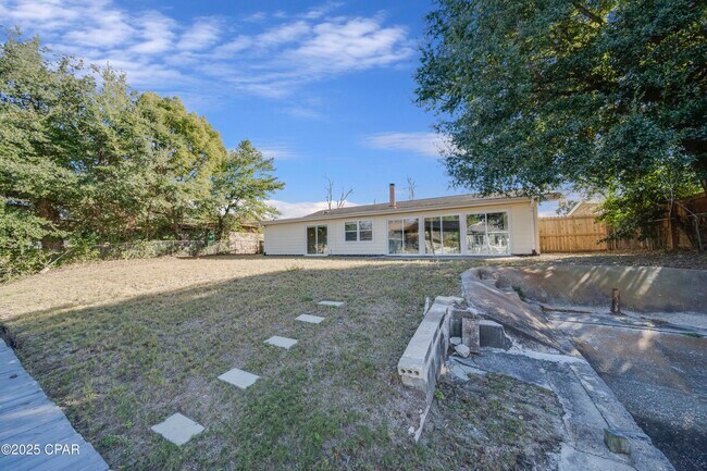 Building Photo - 205 Sunset Ln