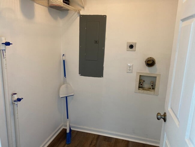 Building Photo - Charming 2-Bedroom Duplex in the Heart of ...