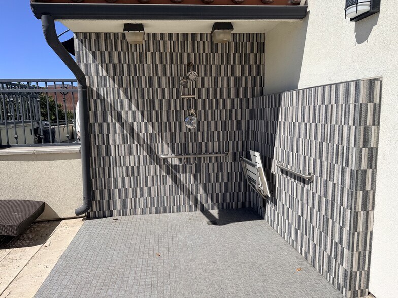 Jacuzzi Shower - 3950 Ohio St