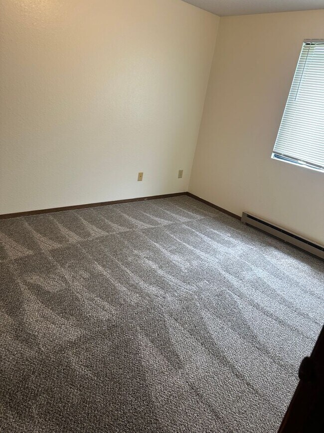 Building Photo - 2 BR 1BA Walkout Patio Garage Included