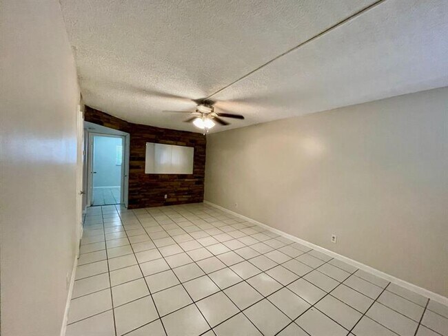 Building Photo - 511 W Kalmia Dr