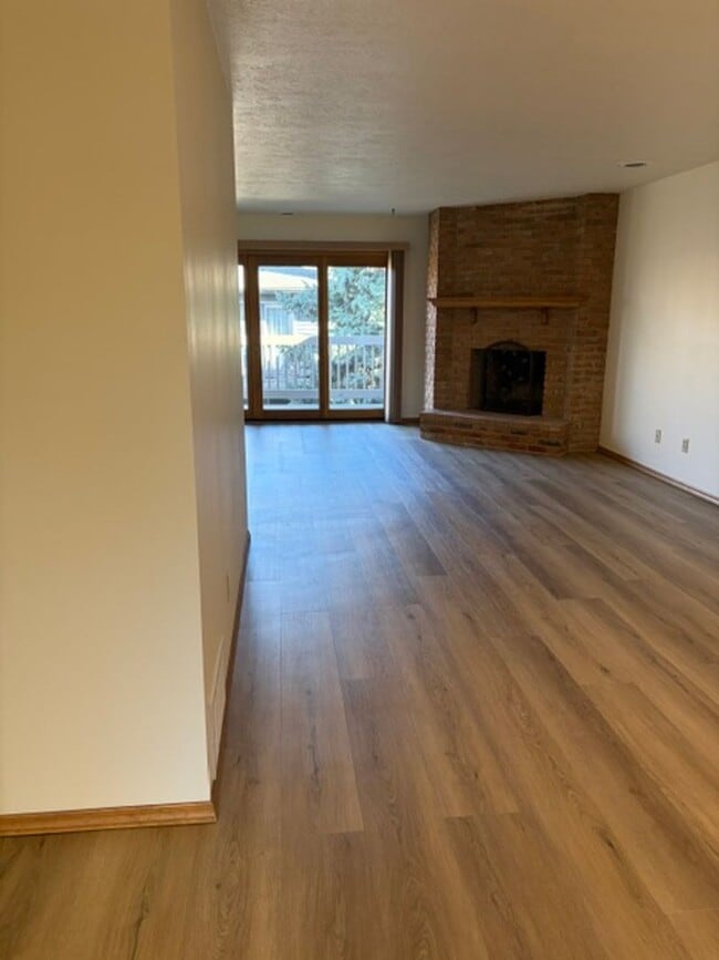 Building Photo - 2 Bedroom 1 Bathroom Condo