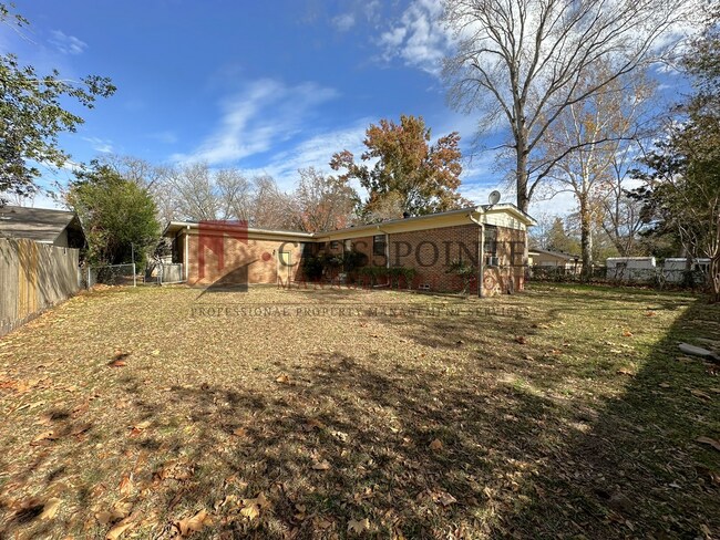 Building Photo - 3 Bedroom 1.5 Bath with Office Space!