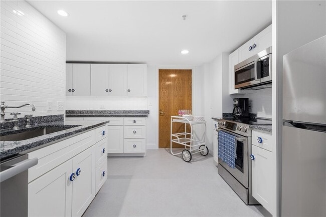 Building Photo - 53 Conanicus Ave