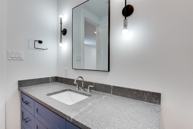 Building Photo - 425 W 21st St