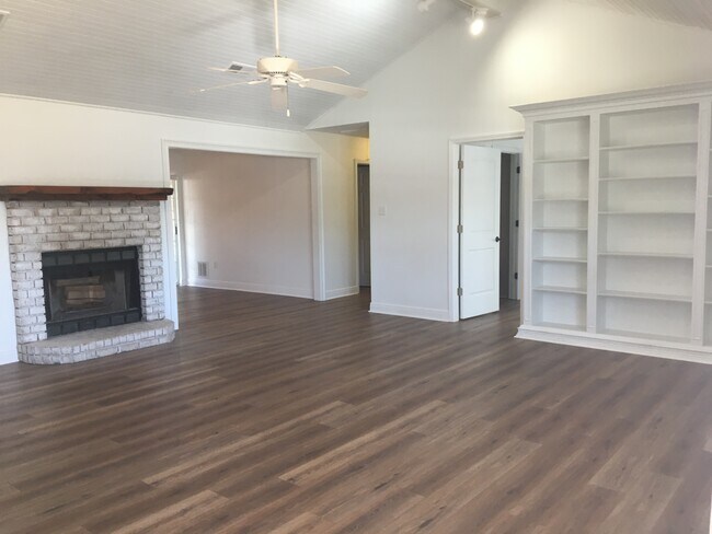 Building Photo - 14151 Yates Ave