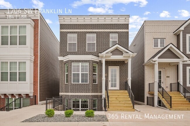 Building Photo - 1206 SW Franklin Dr