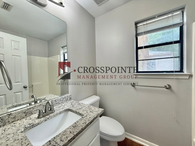 Building Photo - 3 Bedroom, 2 Bathroom Duplex!
