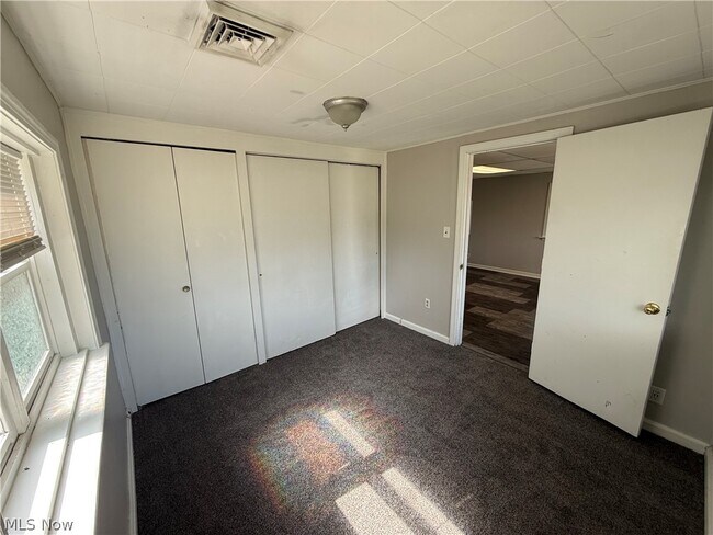 Building Photo - 1818 Schiller Ave