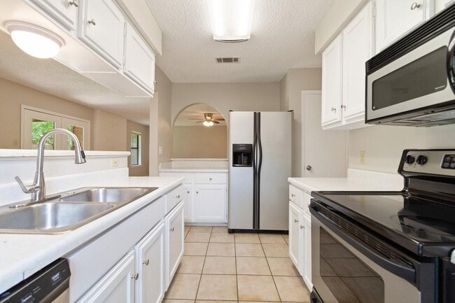 Building Photo - 10211 Missel Thrush Dr