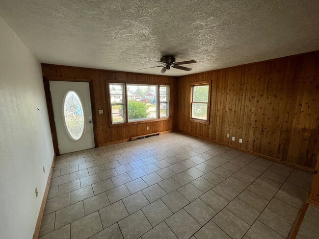 Building Photo - 3 bedroom 1 bath home in Loves Park