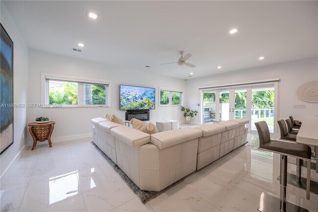 Building Photo - 7125 Los Pinos Blvd