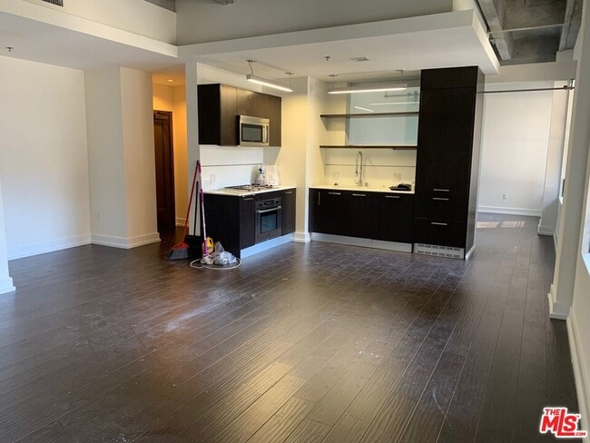 Building Photo - 727 W 7th St