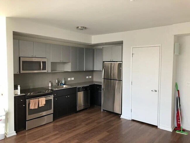 Building Photo - 400 Clementina St