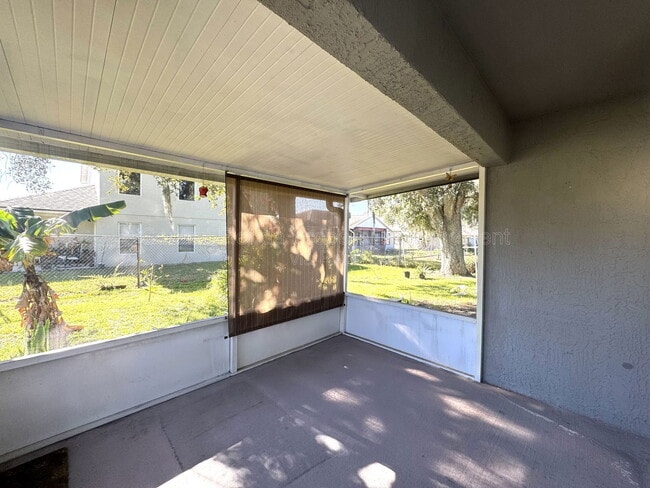 Building Photo - 402 Lark Ct