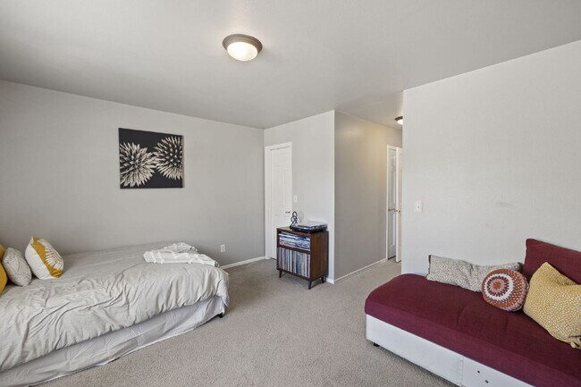 Building Photo - Spacious 6-Bedroom Broadmoor Rental with M...
