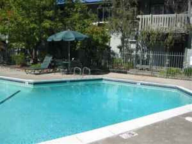 Building Photo - Upstairs Corner Unit 2/1.5 Condo Available Now!