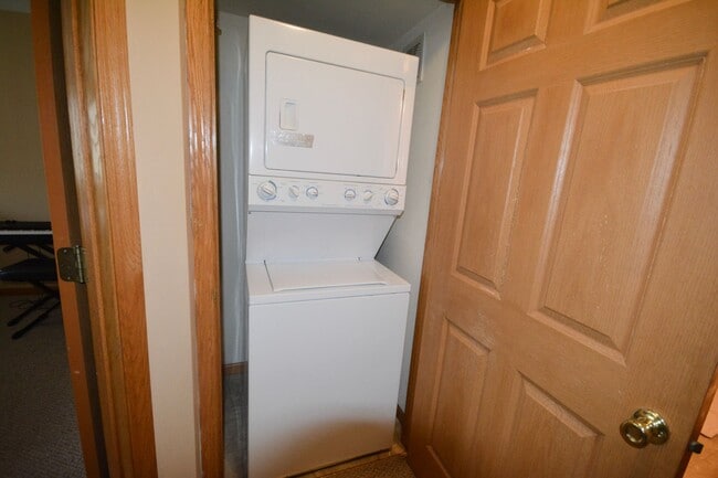 Building Photo - Beautiful 1 Bedroom in Fantastic NE Rochester Location!
