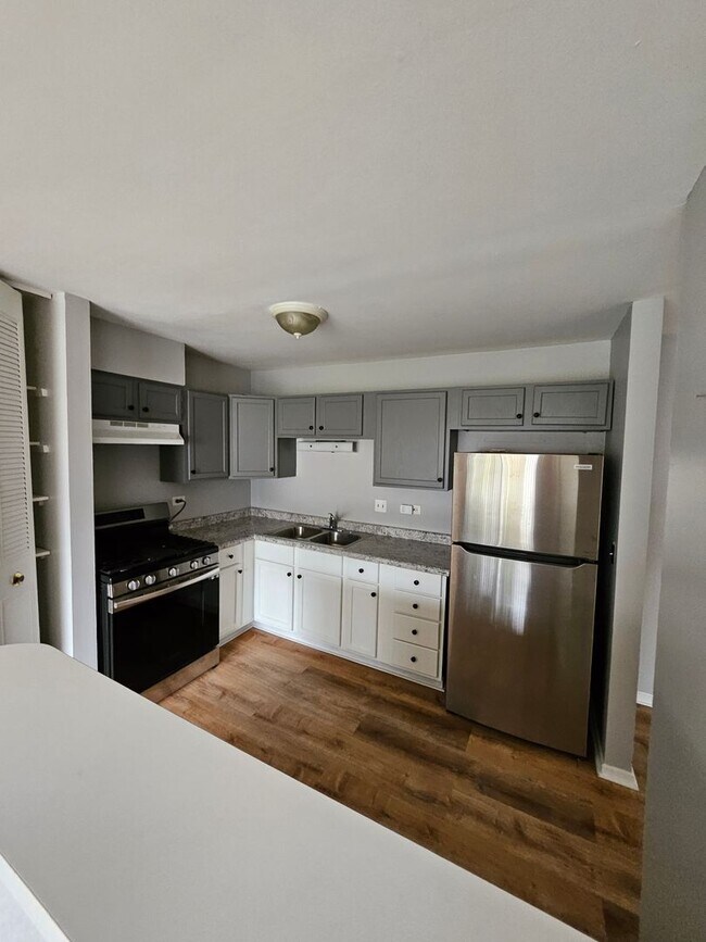 Building Photo - Remodeled 2 bed room 2 bathroom $1650