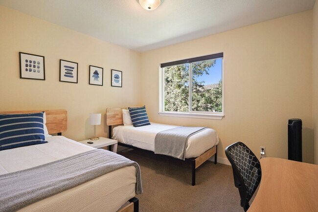 Building Photo - 1084 Golden Pheasant Dr