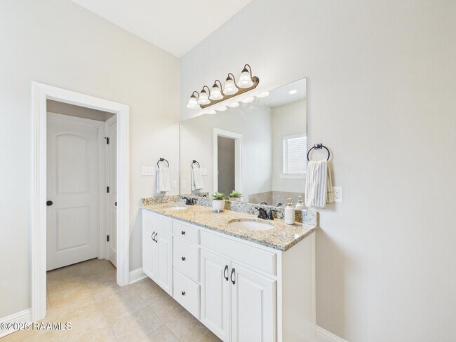 Building Photo - 100 Lacebark Dr