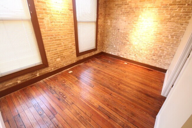 Building Photo - 319 S Flores St