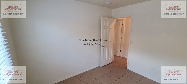 Building Photo - Valencia Rd & Headley Rd 3/2 - July move in special! - All tile floors and updated kitchen