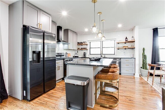 Building Photo - 2047 Seavey Dr