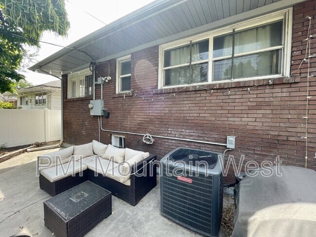 Building Photo - 647 Bryan Ave