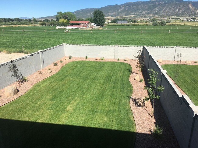 Building Photo - Beautiful Home & Yard