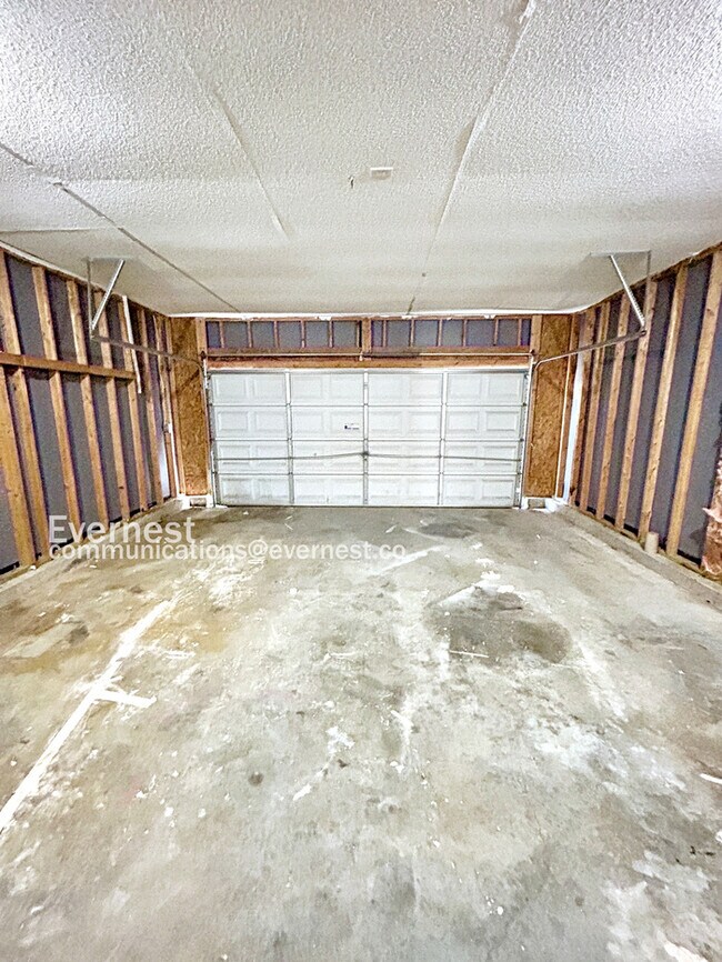 Building Photo - Spacious 3 Bedroom Home in High Point / Up...