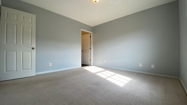 Building Photo - 2 Bedroom, 2 Bathroom Duplex, Close to Ft ...