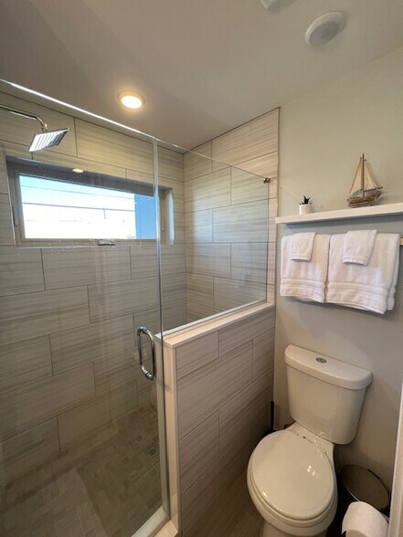 Second Floor Bathroom - 2256 Dickinson St