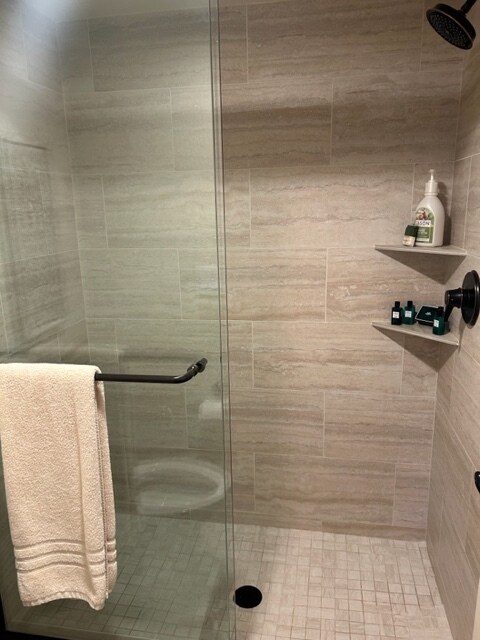 Building Photo - 120 Country Club Dr