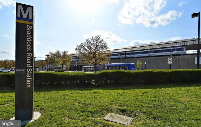 Building Photo - 610 N West St