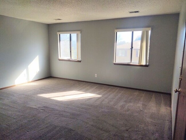 Building Photo - $975 | 2 Bedroom, 1 Bathroom Apartment | N...