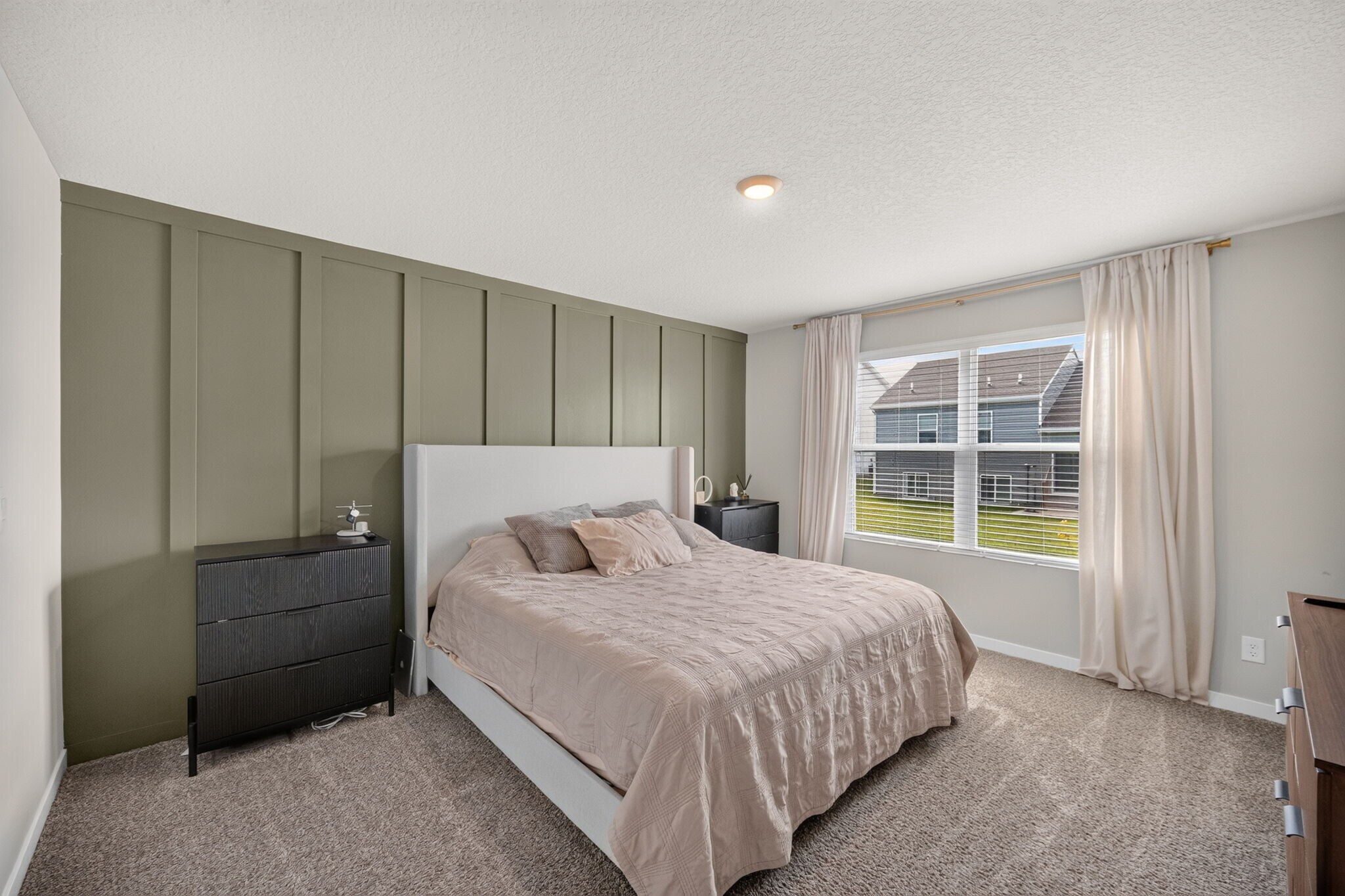 large primary bedroom - 1080 Bel Aire Ct