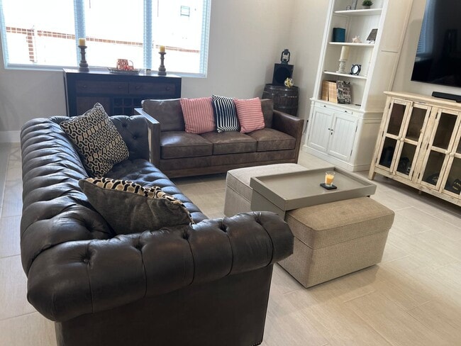 Building Photo - Alamo Heights Area!!