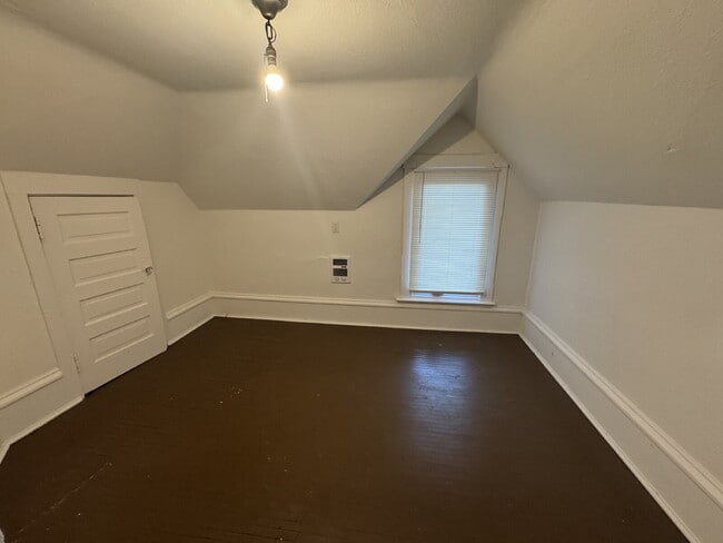 Building Photo - Upper level 3-Bed Duplex with Hardwood Elegance & 2 Baths in North Minneapolis!