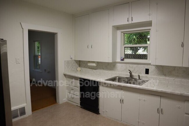 Building Photo - 1057 W 300 S