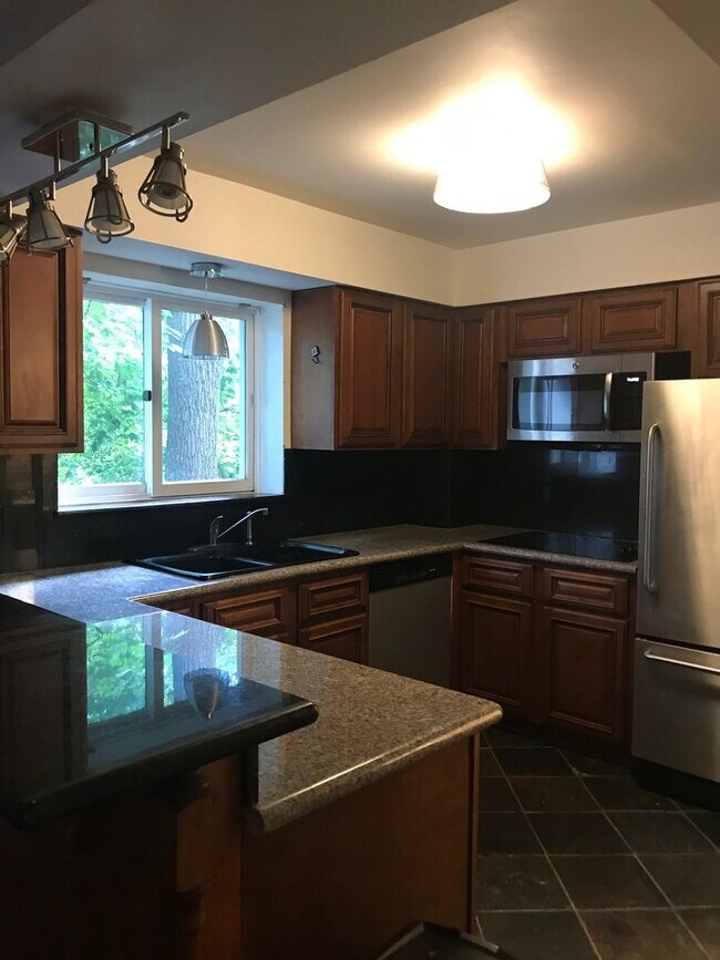 Building Photo - 106 Tulip Tree Ct